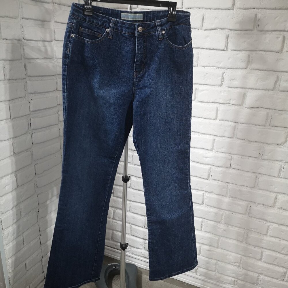 Denver Hayes Classic Fit Ladies Size 8/34 Medium Wash Slight Flare Blue Jeans